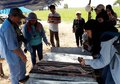 นำคณะเจ้าหน้าที่กรมทรัพยากรธรณีเข้าชมการเจาะสำรวจเก็บตัวอย่างหลุม NS017