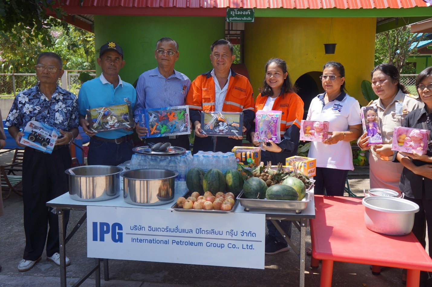 กิจกรรมเลี้ยงอาหารกลางวัน ศูนย์พัฒนาเด็กเล็ก  องค์การบริหารส่วนตำบลเมืองปราสาท