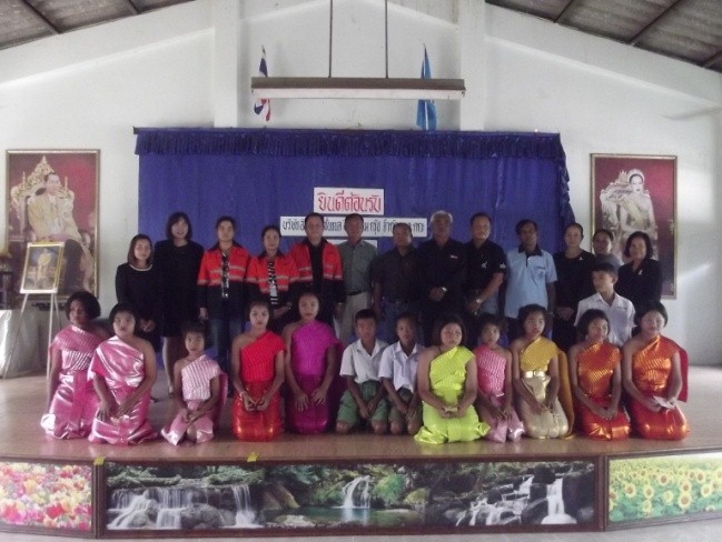 มอบทุนการศึกษาและเลี้ยงอาหารกลางวันเด็ก